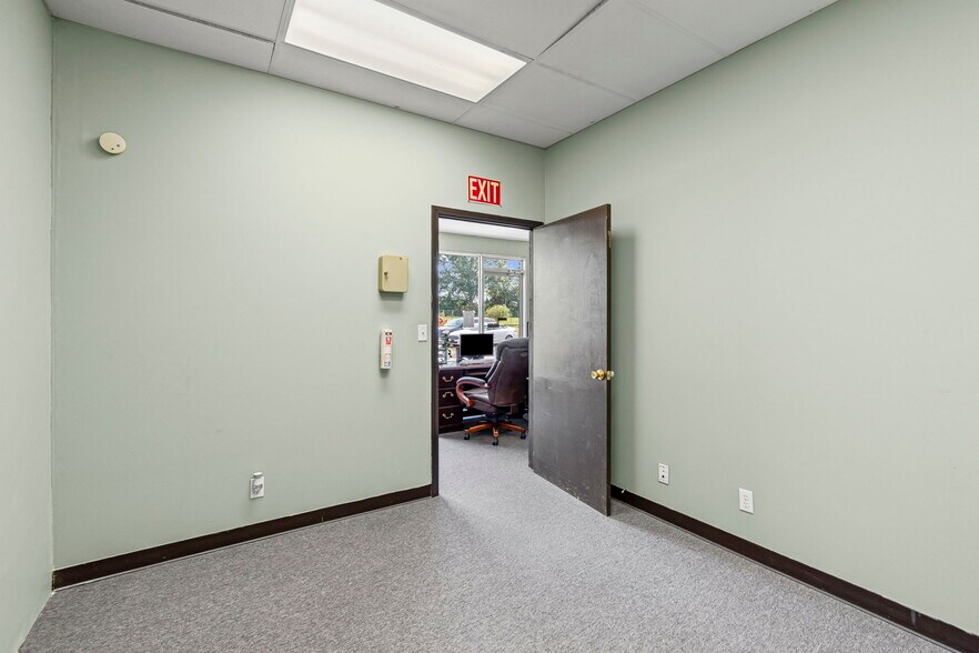 More Photos Of 3160 W Arrow St, Marshall Flex For Sale