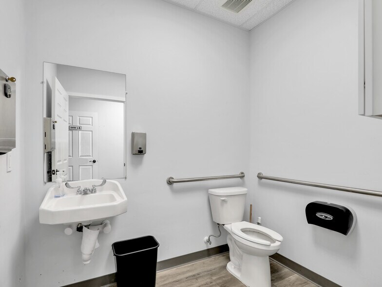 More Photos Of 8801 Business Park Dr, Fort Myers Warehouse For Sale