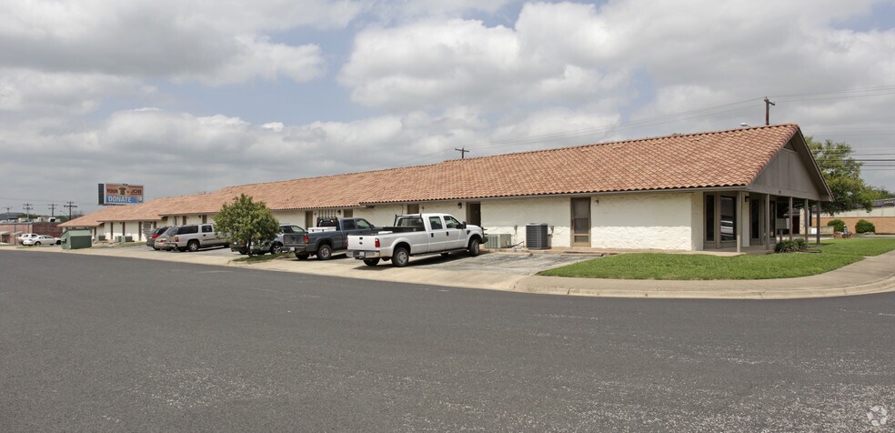 More Photos Of 2105 Justin Ln, Austin General Retail For Lease