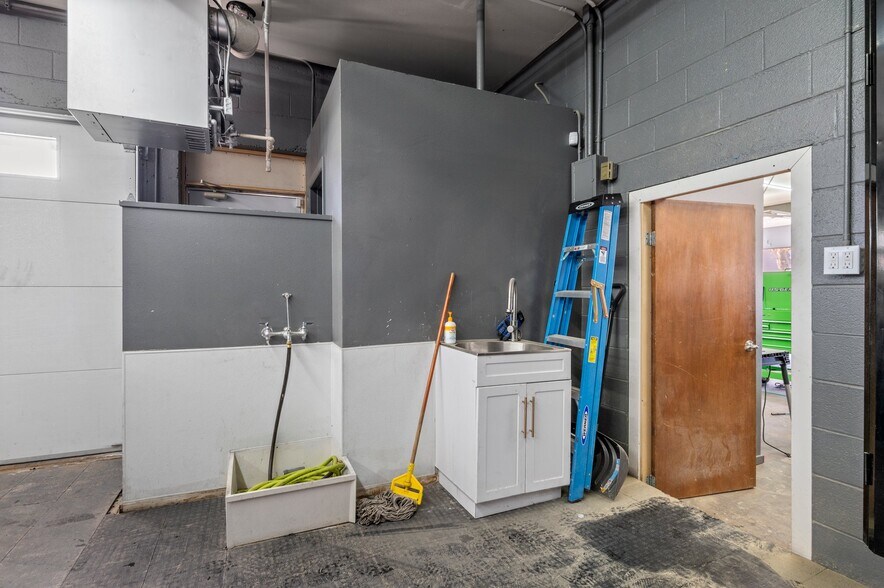 More Photos Of 1535 Chester St, Aurora Auto Repair For Sale