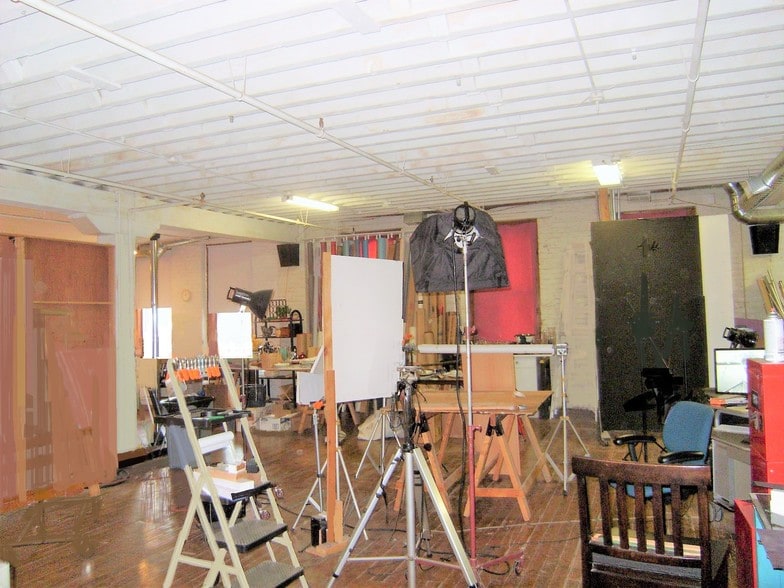 More Photos Of 346 N Justine St, Chicago Light Distribution For Lease