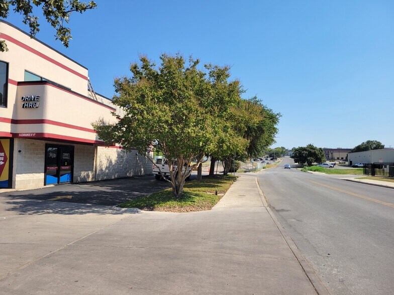 More Photos Of 9850 Huebner Rd, San Antonio Flex For Lease