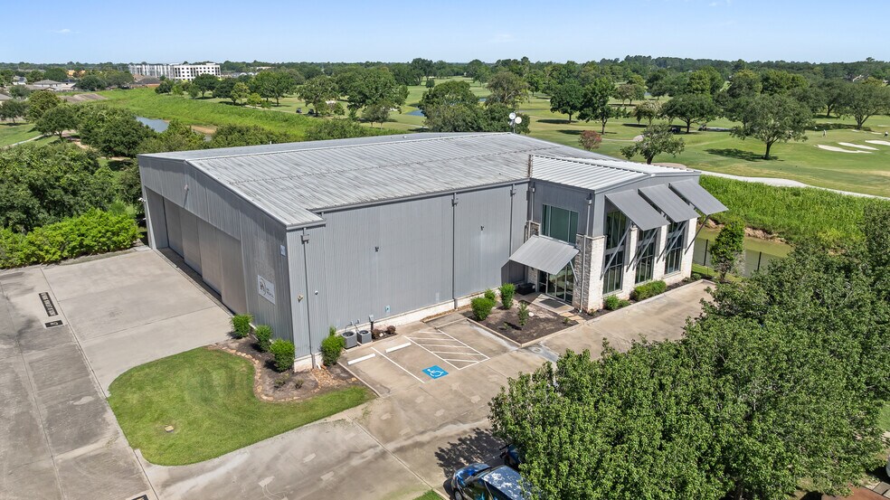 More Photos Of 18000 Groeschke Rd, Houston Airplane Hangar For Lease
