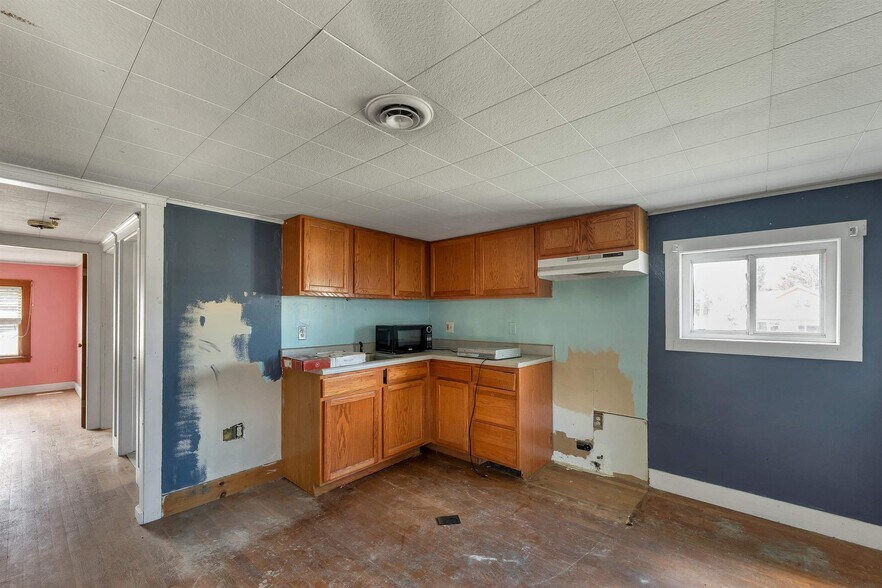 More Photos Of 6 Main St, Farmington Specialty For Sale