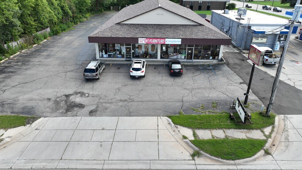 More Photos Of 6020 Davison Rd, Burton Freestanding For Lease
