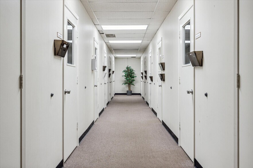 More Photos Of 1702 Townhurst Dr, Houston Office For Lease