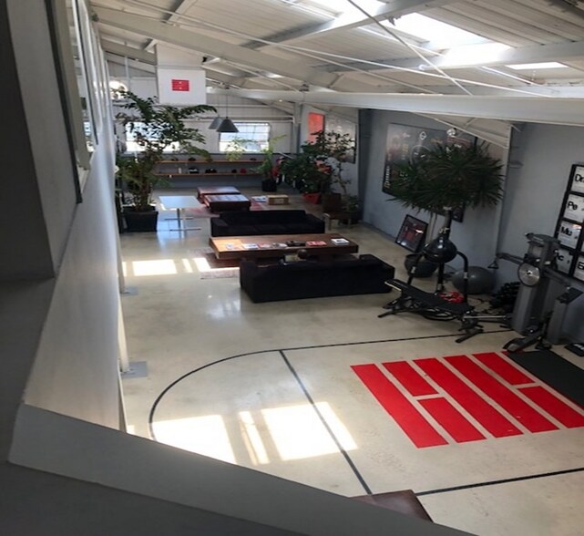 More Photos Of 3025 Airport Ave, Santa Monica Loft Creative Space For Lease