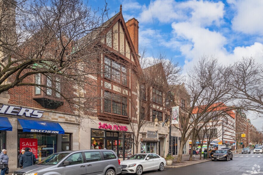 More Photos Of 3702-3708 82nd St, Jackson Heights Office For Lease