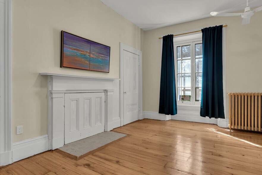 More Photos Of 389 King St E, Gananoque Office For Sale