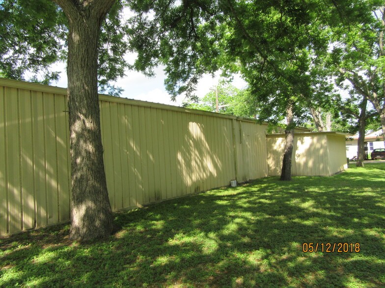 More Photos Of 205 NE Loop 230, Smithville Warehouse For Lease