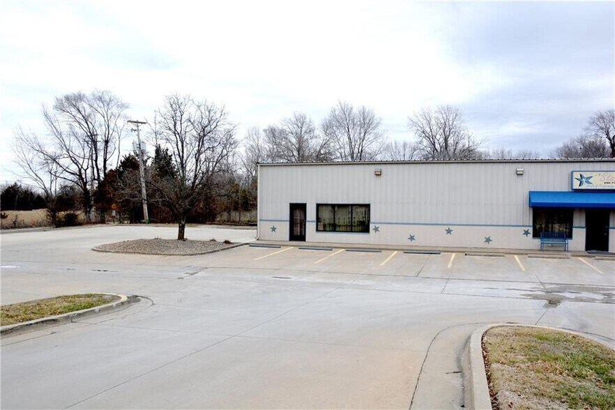 More Photos Of 1001 SE Salem St, Oak Grove Freestanding For Sale