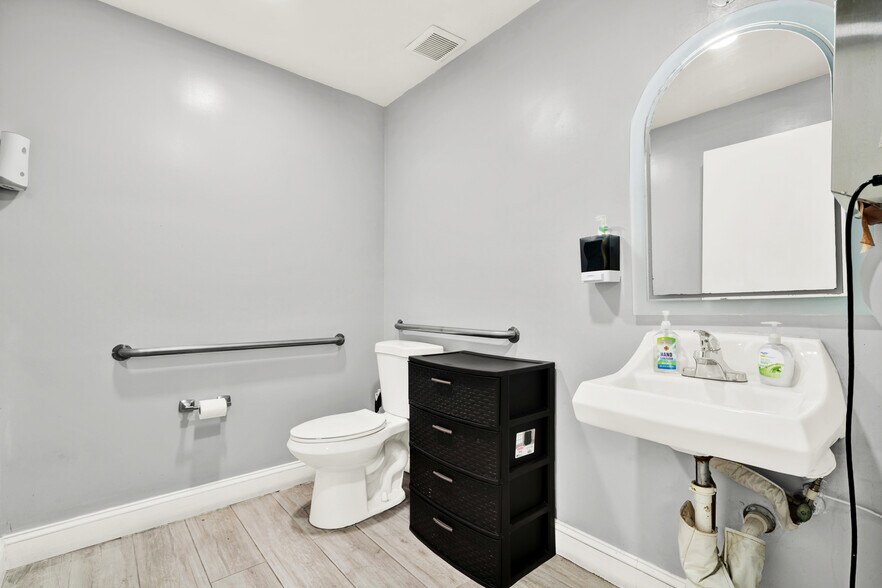 More Photos Of 7860 NW 46th St, Doral Distribution For Lease