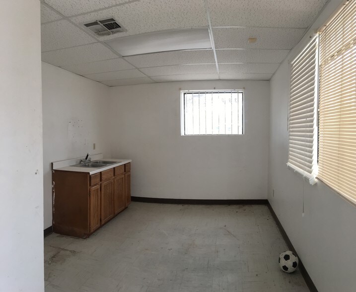 More Photos Of 200 O T Smith Rd, Tornillo Warehouse For Sale