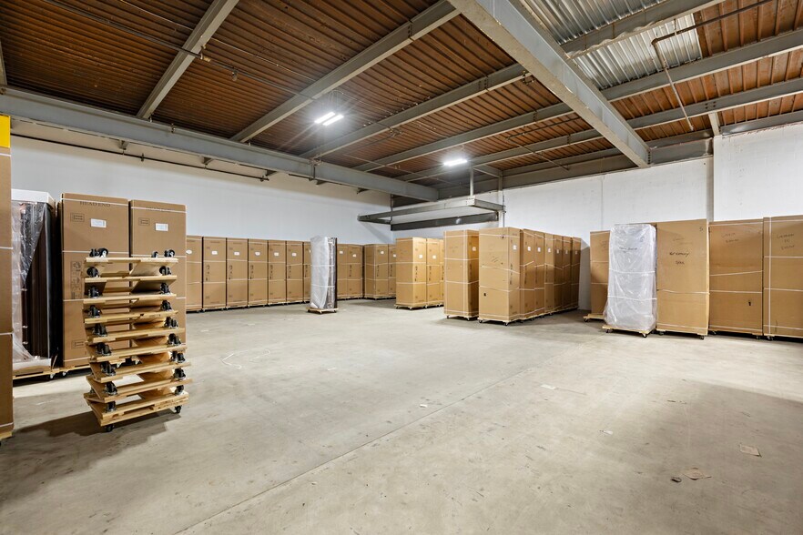 More Photos Of 178 Commerce Rd, Carlstadt Warehouse For Lease