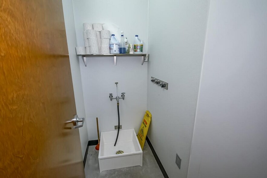 More Photos Of 805 Robin St/ 406 Airline Hwy, La Place Office For Sale