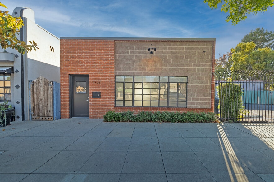 Primary Photo Of 1732 Victory Blvd, Glendale Loft Creative Space For Lease