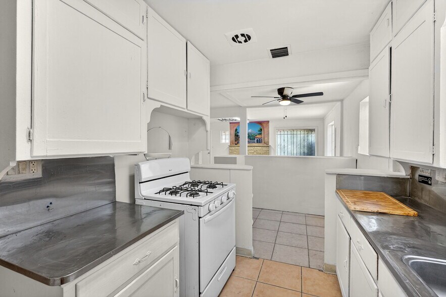 More Photos Of 4401 N 16th St, Phoenix Freestanding For Lease