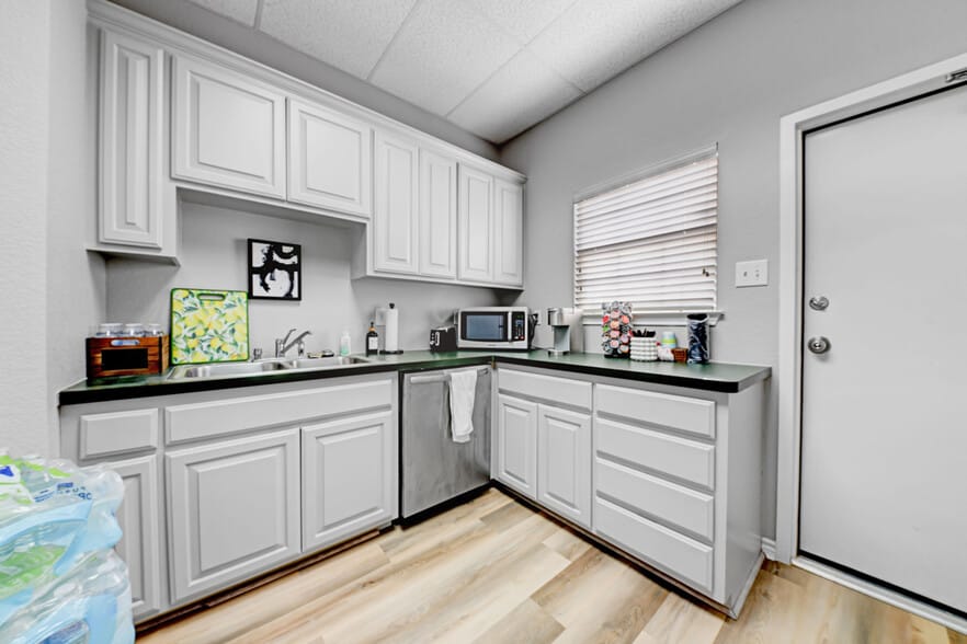 More Photos Of 1492 S Seguin Ave, New Braunfels Medical For Lease