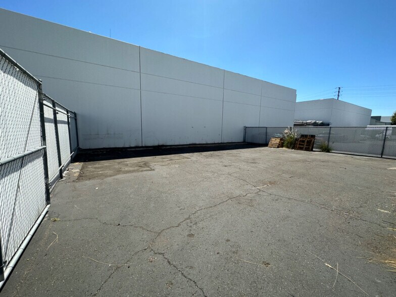 More Photos Of 750 E Debra Ln, Anaheim Warehouse For Lease