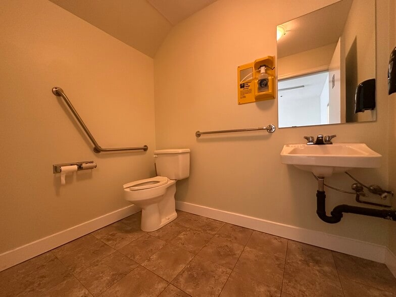 More Photos Of 1083 Kent Ave NE, Vancouver Light Manufacturing For Sale