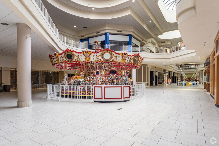 More Photos Of 1801 SW Wanamaker Rd, Topeka Unknown For Lease