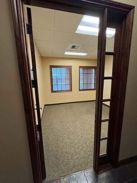 More Photos Of 303 E Caldwell Ave, Visalia Office For Sale