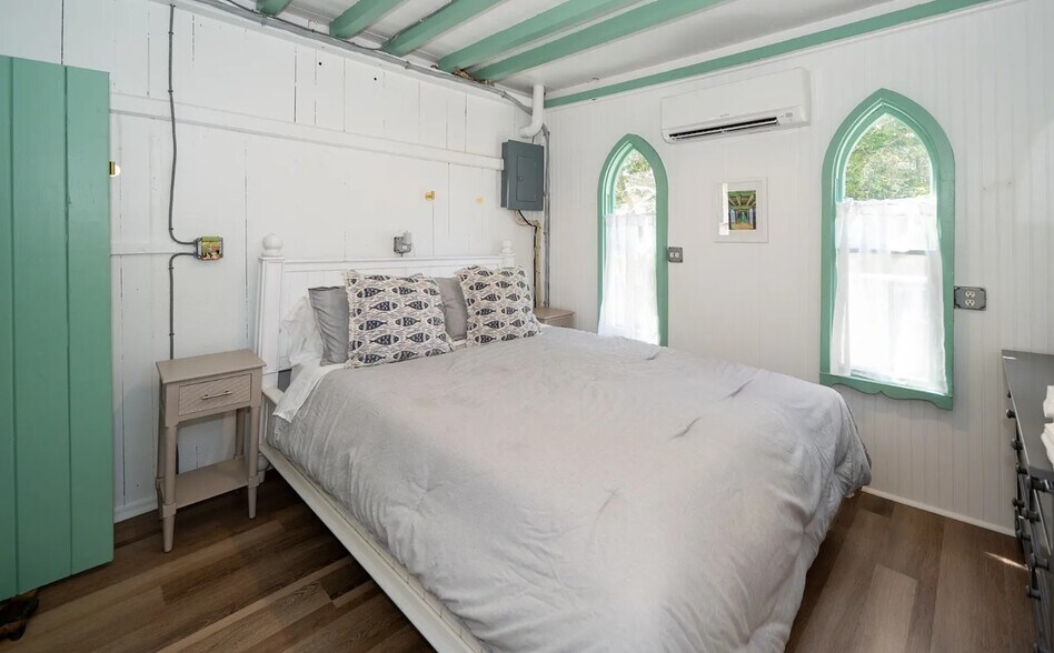 More Photos Of 9 Brunswick Ave, Vineyard Haven Specialty For Sale