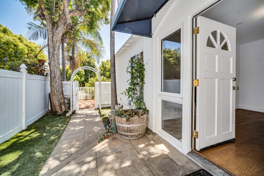 More Photos Of 1231-1233 17th St, Santa Monica Apartments For Sale