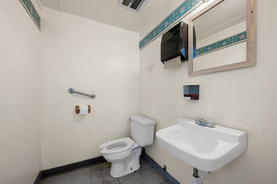 More Photos Of 416 State St, Trinidad Flex For Sale