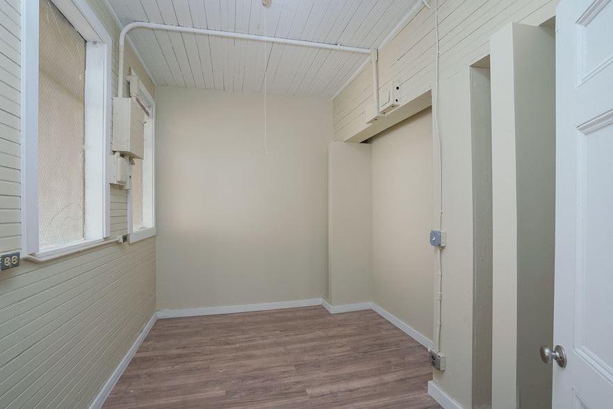 More Photos Of 6 Clinton Ave, Westfield Warehouse For Sale