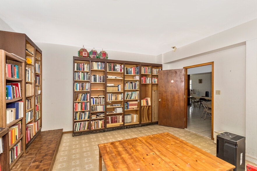 More Photos Of 16817 Germantown Rd, Germantown Schools For Sale