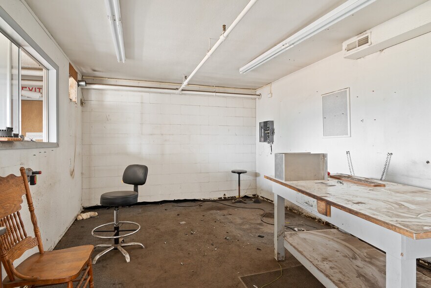 More Photos Of 523 7th Ave, Longview Warehouse For Sale