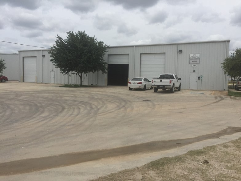 More Photos Of 1731 S San Marcos, San Antonio Unknown For Lease