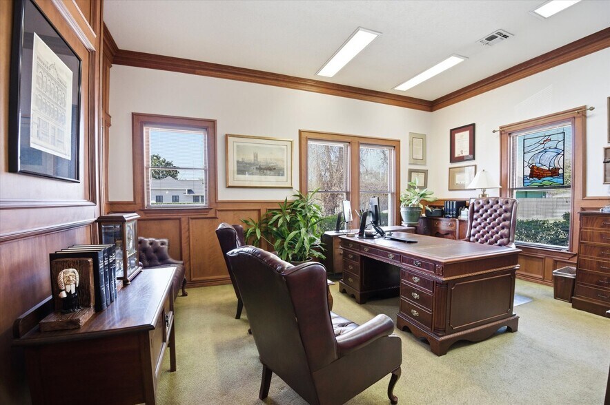 More Photos Of 717 E 1st St, Humble Office Residential For Sale