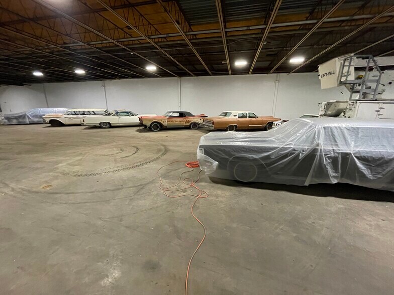 More Photos Of 6704 Pingree Rd, Crystal Lake Manufacturing For Lease