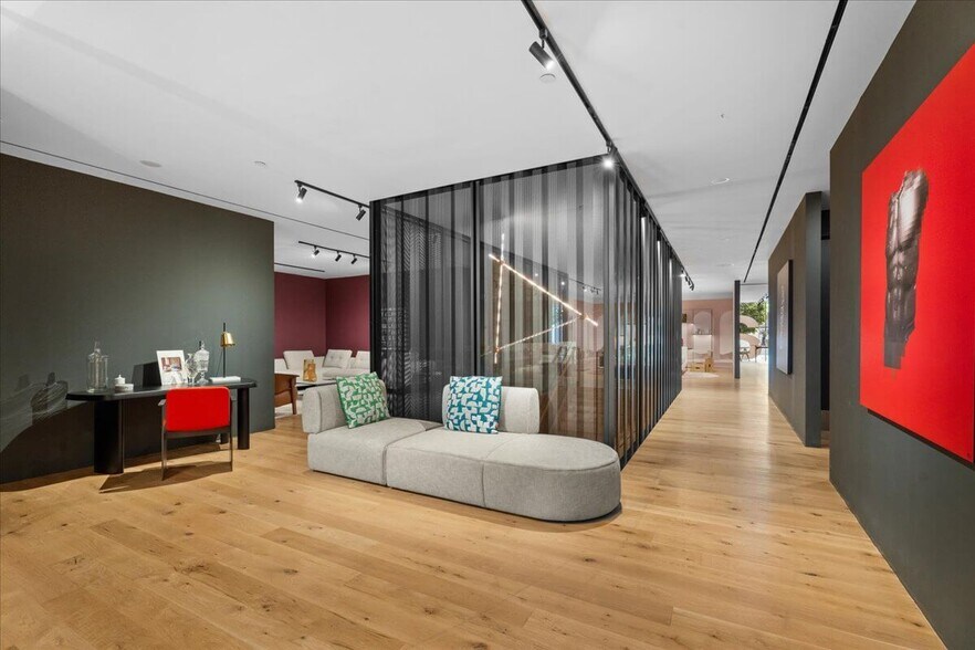 More Photos Of 145 N Robertson Blvd, West Hollywood Storefront For Lease
