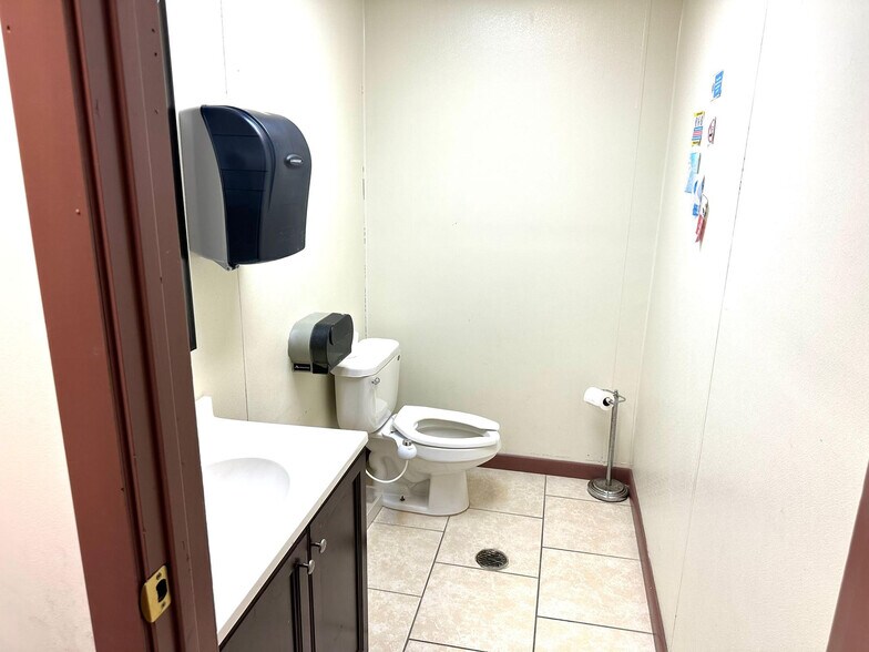 More Photos Of 940 S Winter Park Dr, Casselberry General Retail For Sale