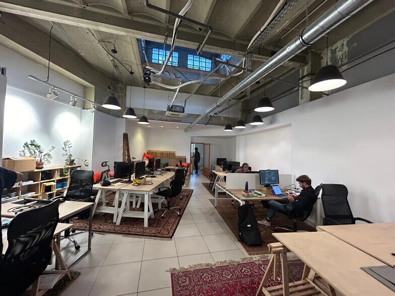 More Photos Of 154 Rue De Rome, Marseille General Retail For Sale