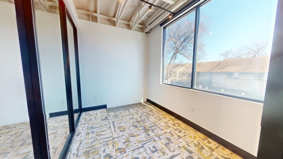 More Photos Of 5621 Emerald Forest Dr, Austin Restaurant For Lease