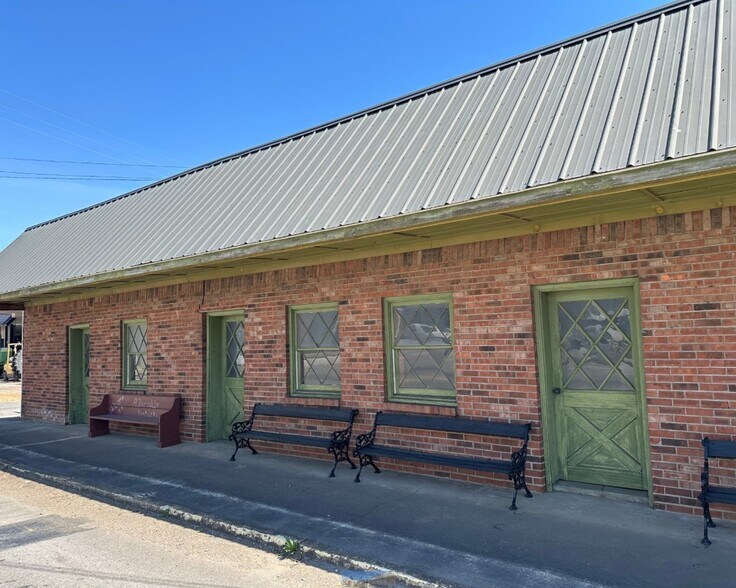 Primary Photo Of 103 E Gallatin St, Adairville General Retail For Sale