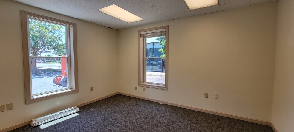 More Photos Of 7 W Queens Way, Hampton Medical For Lease