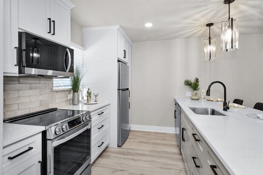 More Photos Of 17578 Highway 105, Montgomery Hotel For Sale