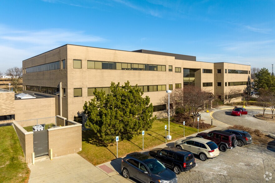 More Photos Of 11900 E Twelve Mile Rd, Warren Medical For Lease