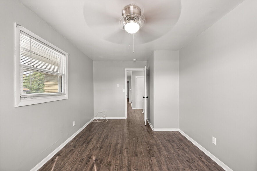 More Photos Of 304 Hankes Ave, Aurora Apartments For Sale