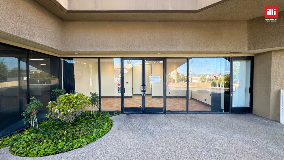 More Photos Of 20640-20668 Ventura Blvd, Woodland Hills Storefront Retail Office For Lease