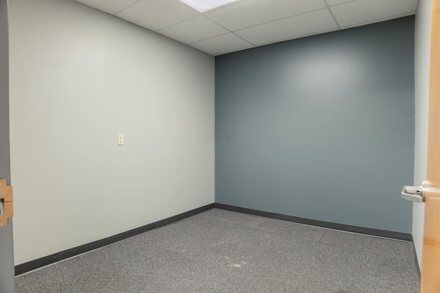 More Photos Of 4020 Columbus Ave, Anderson General Retail For Lease