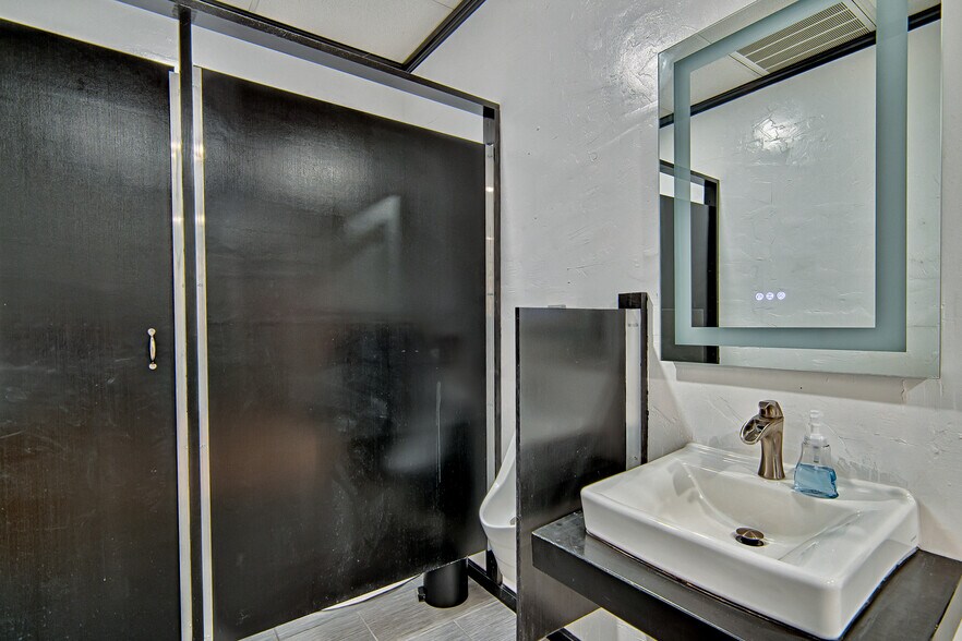 More Photos Of 1724 NE 2nd St, Gainesville Light Manufacturing For Sale