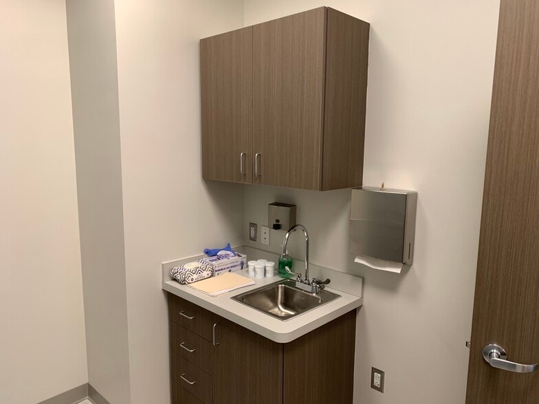 More Photos Of 24430 Stone Springs Blvd, Dulles Town Center Medical For Lease