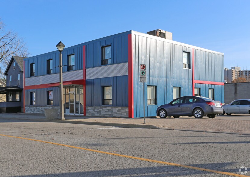 More Photos Of 4786 Queen St, Niagara Falls Office For Lease