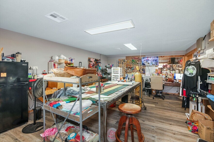 More Photos Of 517 E Brazos Ave, West Columbia Freestanding For Sale